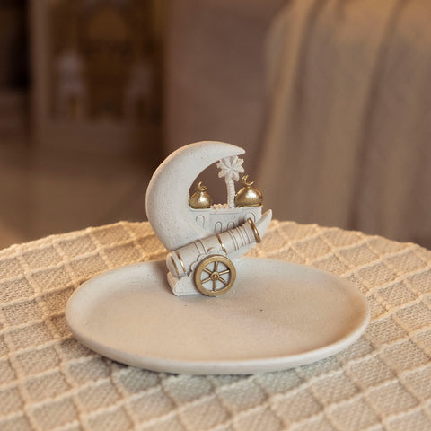 مضيفة رمضانية مع صحن