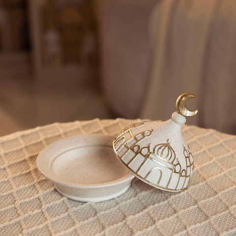 مضيفة رمضانية مع غطاء