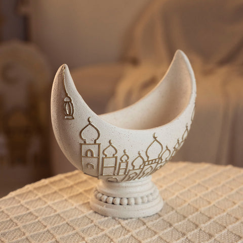 صحن تقديم  حجري على شكل هلال مع قاعدة