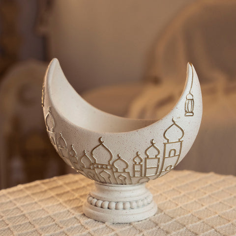 صحن تقديم  حجري على شكل هلال مع قاعدة