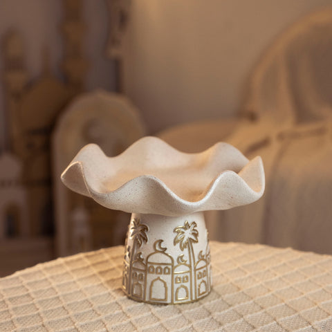 صحن تقديم  حجري على شكل وردة مع قاعدة