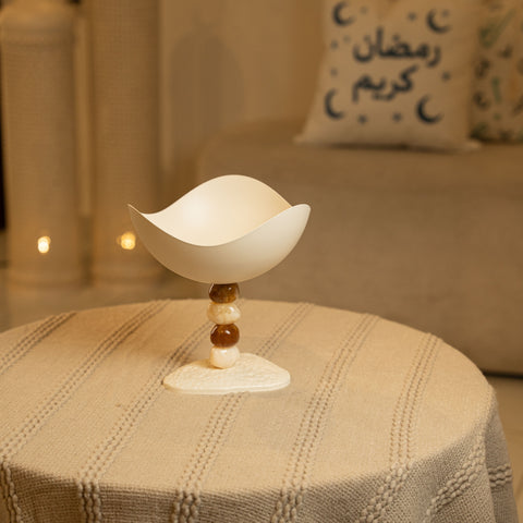 مضيفة معرجة مع قاعدة عمود - بني