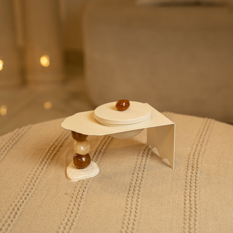 مضيفة مفردة مع ستاند - بني