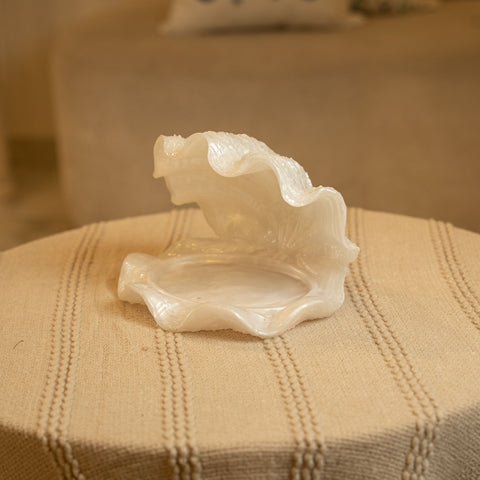 مضيفة على شكل صدفة - لون لؤلؤي - وسط